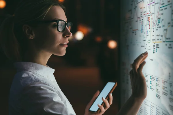 Interactieve Kiosk Met Openbaar Vervoer Metrokaart Vrouw Staande Groot Scherm — Stockfoto