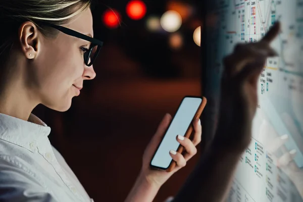 Digitale Monitor Met Openbaar Vervoer Metrokaart Vrouw Groot Scherm Met — Stockfoto