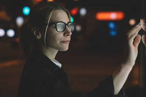 Femme Dans Des Lunettes Debout Exposition Avec Une Technologie Innovatrice — Photo