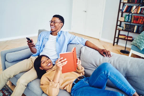 Vrolijk Afrikaans Amerikaans Hipster Paar Tijd Doorbrengen Samen Appartement Communiceren — Stockfoto