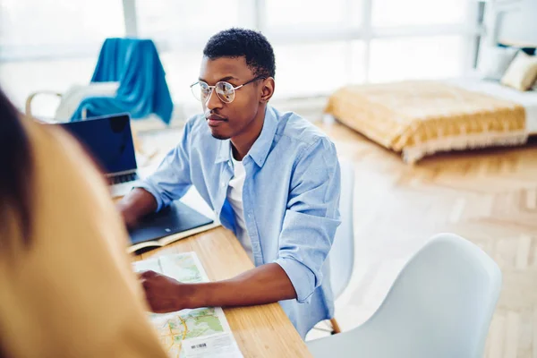 Ernstige Donkere Huid Man Bril Nadenken Idee Voor Reizen Zitten — Stockfoto