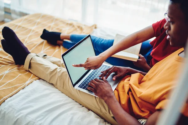 Imágenes Cruzadas Jóvenes Afriamericanos Casados Utilizando Ordenador Portátil Conectado Wifi — Foto de Stock