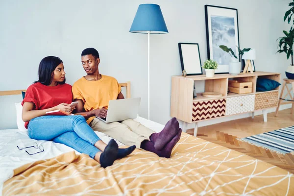 Pareja Afroamericana Enamorada Hablando Entre Sentada Habitación Cama Usando Ordenador — Foto de Stock