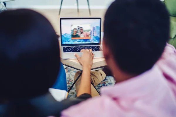 Vista Previa Matrimonio Joven Haciendo Videollamadas Ordenador Portátil Sentado Casa —  Fotos de Stock