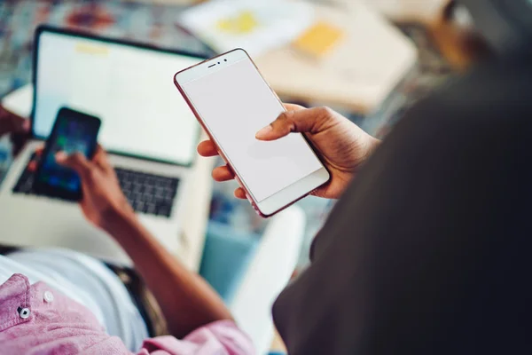 Imagen Recortada Mujeres Que Poseen Teléfono Móvil Moderno Con Pantalla — Foto de Stock