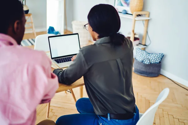 Achteraanzicht Van Man Vrouw Met Behulp Van Moderne Laptop Computer — Stockfoto