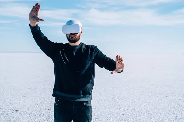 Homem Headset Realidade Virtual Gestando Com Mãos Para Controlar Dimensão — Fotografia de Stock