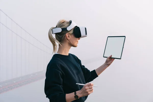 Millennial Kaukasische Frau Die Auf Dem Bildschirm Eines Modernen Touchpads — Stockfoto