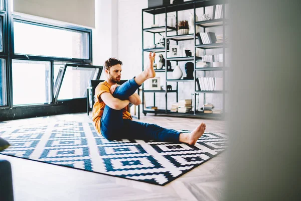 Konzentrierte Junge Mann Stretching Leng Yoga Übungen Während Des Morgendlichen — Stockfoto