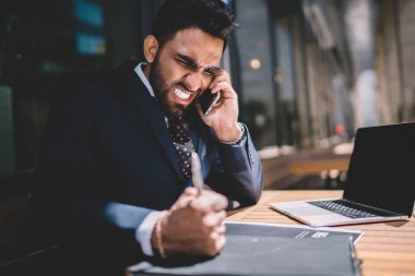 Resmi takım elbise giymiş öfkeli bir patron finans müdürüne sesleniyor ve bağırıyor. Şirket hakkında kötü haberler duyuyorlar. Sinirli bir adam cep telefonu uygulaması üzerinden deli gibi konuşuyor.