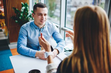 Yakışıklı genç bir adam restoranda romantik bir toplantı sırasında sevgilisiyle konuşuyor. Arkadaşlar iş projesi ve kafede vakit geçirmek hakkında birbirleriyle iletişim kuruyor.