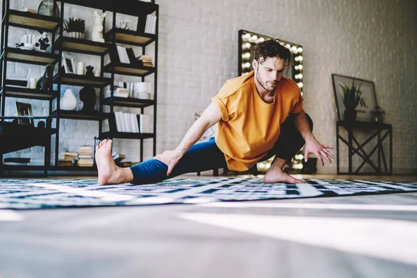 Junger Mann Stretching Bein Yoga Übungen Morgen Modernen Haus Interior — Stockfoto