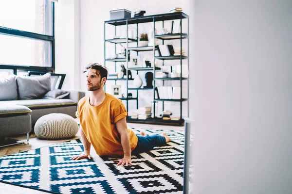 Konzentrierte Junge Bärtige Mann Yoga Übungen Der Früh Genießen Harmonie — Stockfoto