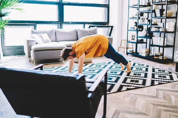 Motivierte Junge Mann Liebhaber Von Yoga Sport Engagiert Und Führt — Stockfoto