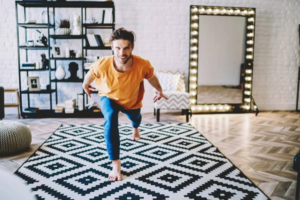 Porträt Eines Positiven Jungen Mannes Der Die Kamera Lächelt Während — Stockfoto