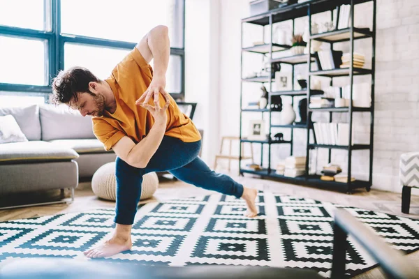 Motivierte Flexible Junge Mann Sportlicher Kleidung Engagiert Yoga Training Auf — Stockfoto
