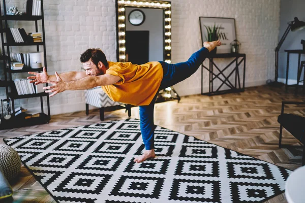 Konzentrierter Junger Mann Der Beim Morgendlichen Workout Einer Modernen Wohnung — Stockfoto