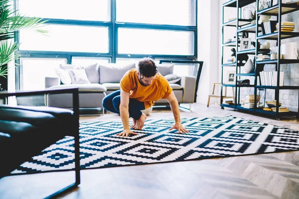 Junger Mann Aktiver Kleidung Macht Yoga Übungen Während Des Morgendlichen — Stockfoto