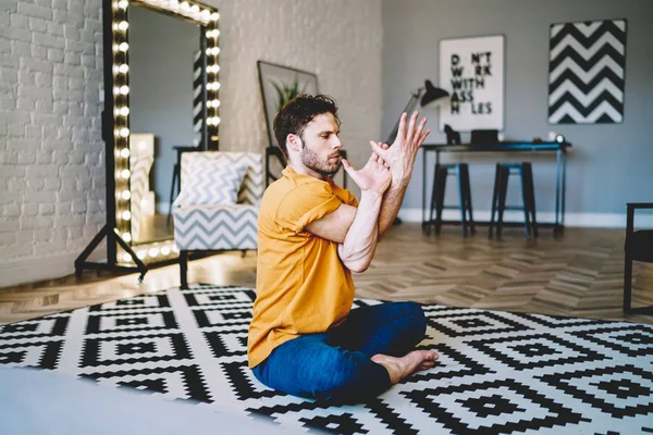 Professionelle Männliche Liebhaber Von Yoga Sitzt Lotus Pose Und Streckt — Stockfoto