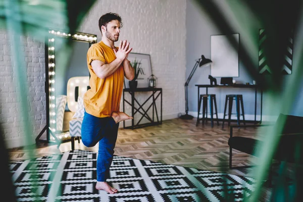 Calmo Giovane Uomo Piedi Una Gamba Tenendo Mani Namaste Godendo — Foto Stock