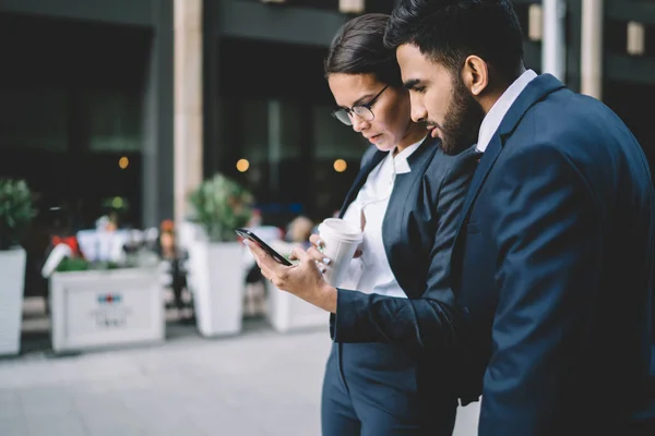 Socios Masculinos Femeninos Concentrados Maduros Leyendo Noticias Sitio Web Financiero — Foto de Stock