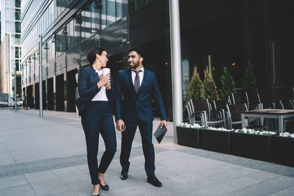 Succesvolle Multiculturele Mannelijke Vrouwelijke Kantoormedewerkers Genieten Van Koffiepauze Samen Publiciteitsgebied — Stockfoto