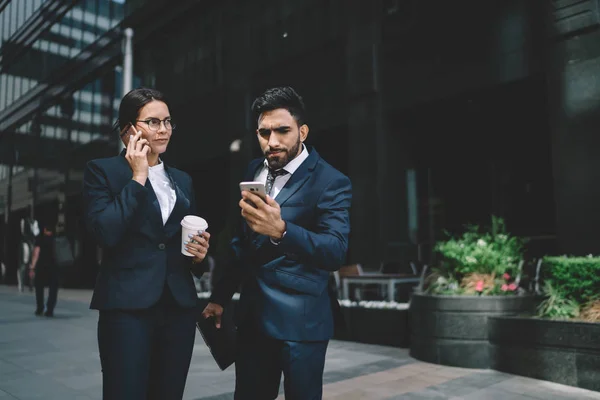 Verbaasde Spaanse Ondernemer Controleren Kennisgeving Voor Smartphone Applicatie Voor Het — Stockfoto