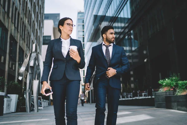 Ernstige Mannelijke Vrouwelijke Collega Lopen Rond Publiciteitsruimte Het Financiële District — Stockfoto