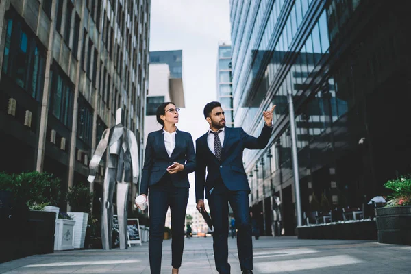 Directora Masculina Turca Empresa Que Camina Por Distrito Financiero Con — Foto de Stock