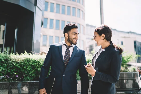 Succesvolle Lachende Financieel Directeuren Glimlachen Buiten Tijdens Vriendelijk Gesprek Pauze — Stockfoto