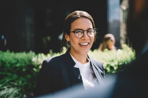 Achteraanzicht Van Vrolijke Opgewonden Vrouwelijke Ondernemer Optische Brillen Voor Oogbescherming — Stockfoto