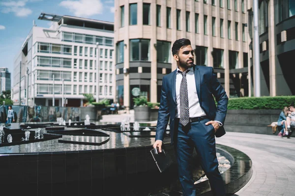 Economista Masculino Bem Sucedido Vestido Terno Formal Andando Perto Fonte — Fotografia de Stock