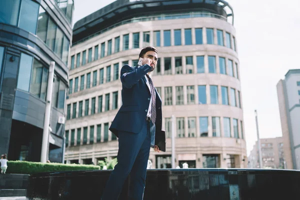 Серйозна Людина Офіційному Одязі Яка Телефонує Колеги Шляху Офісу Використовуючи — стокове фото