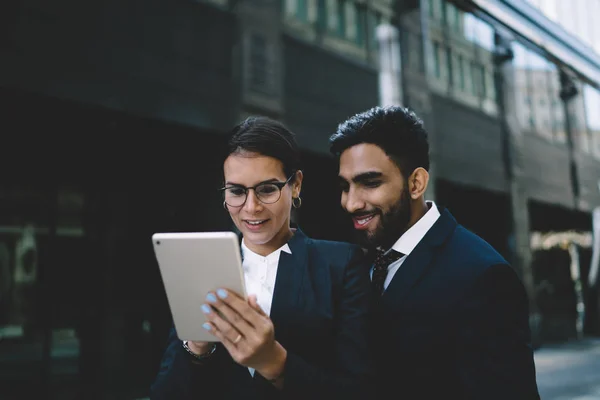 Positieve Executive Managers Besteden Tijd Aan Chatten Met Collega Videoconferentie — Stockfoto