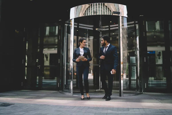 Positieve Mannelijke Vrouwelijke Collega Gaan Uit Van Kantoorgebouw Voor Het — Stockfoto