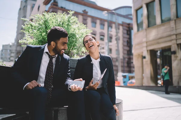 Spännande Manliga Och Kvinnliga Medarbetare Njuter Vänskap Semester Finansdistriktet Sitter — Stockfoto