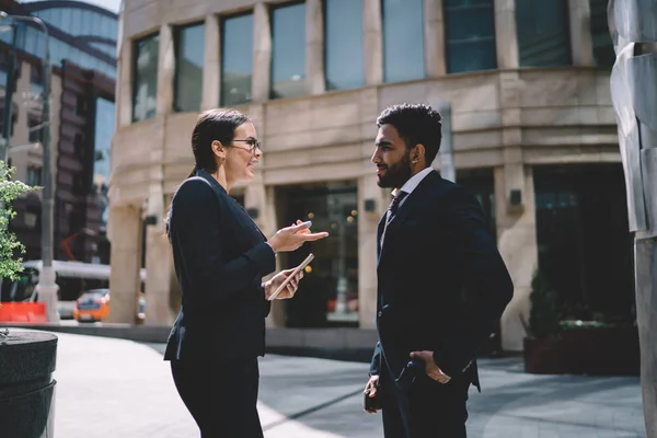 Successful Smiling Woman Boss Talking Male Spanish Employee Schedule Day — Stock Photo, Image