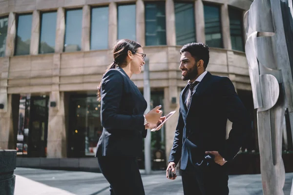 Gelukkige Mannelijke Vrouwelijke Collega Genieten Van Live Communicatie Voor Zakelijke — Stockfoto