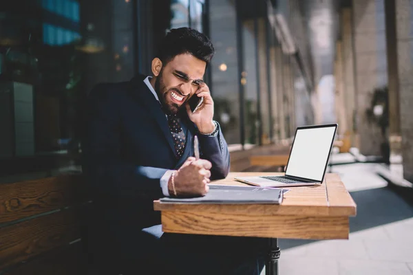 Agressieve Mannelijke Bankier Slaan Vuist Tafel Met Laptop Computer Met — Stockfoto