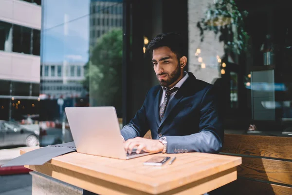 Spaanse Mannelijke Econoom Werkt Met Rapport Applicatie Laptop Computer Aangesloten — Stockfoto