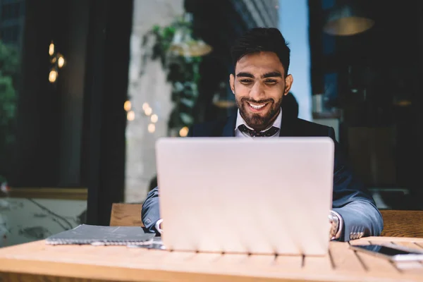 Positieve Turkse Mannelijke Handelaar Werken Met Berekeningen Laptop Applicatie Tijdens — Stockfoto