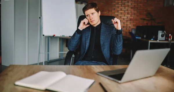 Proprietário Masculino Sério Corporação Falando Telefone Móvel Durante Processo Trabalho — Fotografia de Stock