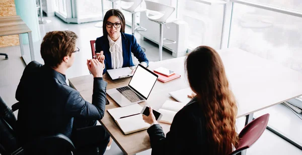 Professionele Mannelijke Vrouwelijke Collega Zitten Bij Desktop Team Werken Communiceren — Stockfoto