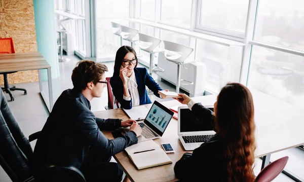 Vriendelijke Mannelijke Vrouwelijke Collega Met Een Productief Werkproces Het Kantoor — Stockfoto