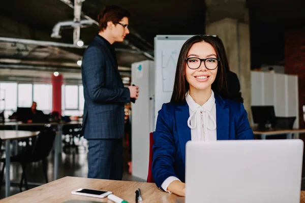 Attraktive Finanzmanagerin Formaler Kleidung Und Brille Arbeitsplatz Mit Laptop Sitzend — Stockfoto