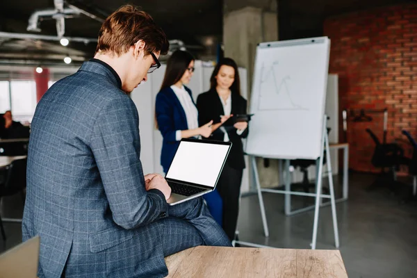 Rückansicht Eines Mannes Formeller Kleidung Mit Laptop Computer Mit Bildschirmmotiv — Stockfoto