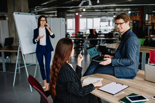 Besättning Välmående Kvalificerade Manliga Och Kvinnliga Kontorsarbetare Som Diskuterar Projekt — Stockfoto