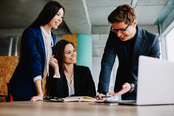 Homme Une Femme Bureau Joyeux Qui Amusent Pendant Leur Collaboration — Photo