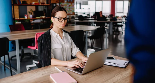 Seriöse Mitarbeiterin Mit Brille Für Sichtschutz Tastatur Auf Laptop Computer — Stockfoto