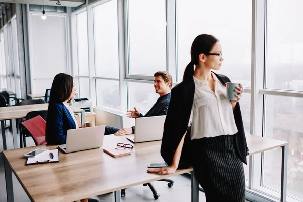 Attraente Imprenditrice Elegante Abbigliamento Formale Che Tiene Tazza Caffè Pausa — Foto Stock